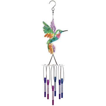 Mit bunten Steinchen verziertes Kolibri-Windspiel als Diamond Painting Set für eine kreative Deko.