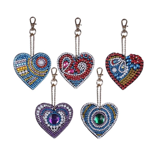 5 bunte Diamond Painting Schlüsselanhänger in Herzform mit glitzernden Steinen und schmucken Details als DIY-Bastelset
