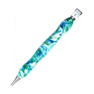 Ergonomischer Diamond Painting Stift Farbenspiel in Blau-Grün mit Metallspitze als hochwertiges Diamond Painting Zubehör