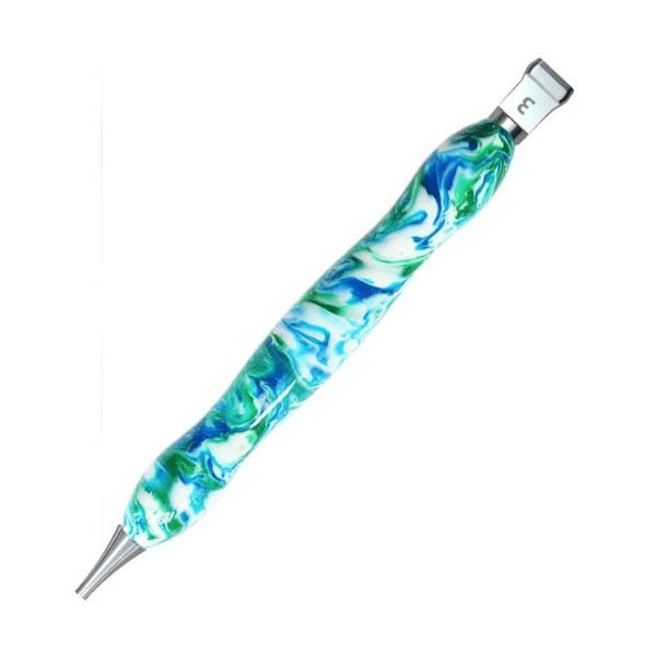 Ergonomischer Diamond Painting Stift Farbenspiel in Blau-Grün mit Metallspitze als hochwertiges Diamond Painting Zubehör