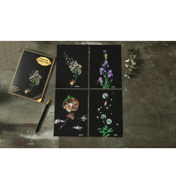 Vier Scratch Painting Postkarten mit kunstvollen Blumenmotiven auf schwarzem Untergrund und beiliegendem Kratzstift.