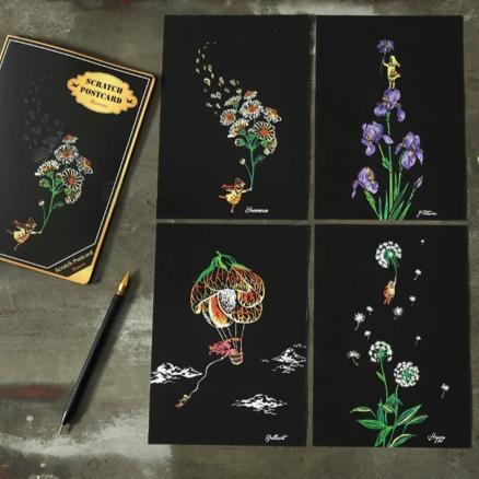 Scratch Painting Blumen 4er Set als kreative Postkarten mit buntem Blumendesign auf schwarzem Hintergrund zum Selberkratzen