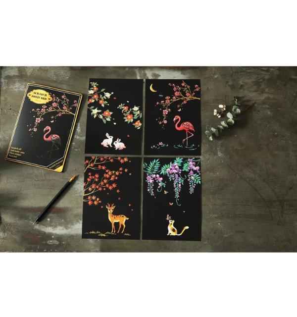 Scratch Painting Set mit 4 Tier-Postkarten, bunten Blumenmotiven und Kratzstift für kreative DIY-Kunstwerke.